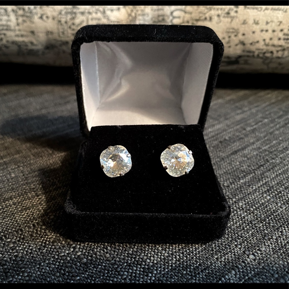 Gorgeous Sparkling Stud Earrings!!